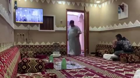 طاح قلبه من الخوف 😂😂😂😂😂 - فيديو فيديوهات مقطع مقاطع مضحكة ضحك