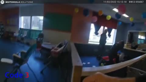 Violent Felon runs into daycare, gets REKT from Police Officers