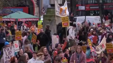 Teachers protest demanding wages increase in UK