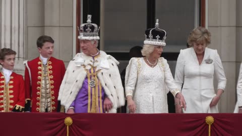 Royal family greets the crowd on the balcony at Buckingham Palace