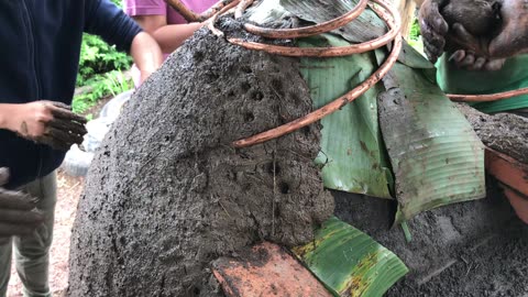 Construyendo un horno de barro con tubo de cobre para agua caliente