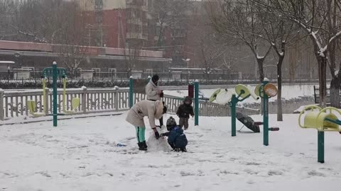 Pekín cierra escuelas y emite alerta naranja por tormentas de nieve