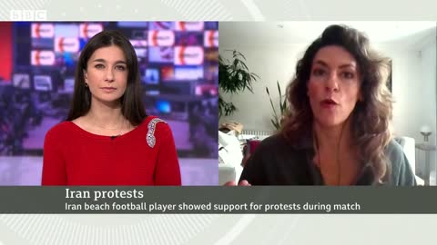 Iranian actress Taraneh Alidoosti poses without headscarf - BBC News