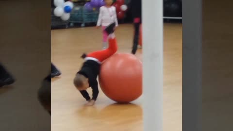 Child fail in gym.funny fail