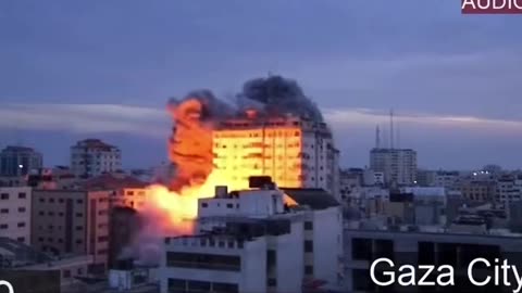 BREAKING: Israel bombed a high-rise building in Gaza, massive explosion heard