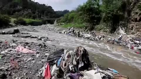 Guatemalans fight plastic waste in polluted river