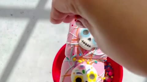 Calaveritas chocolate covered marshmallows #halloween #halloweentreats #chocolate #diadelosmuertos