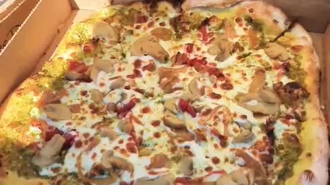 Smoky Mountain Bakers - Roan Mountain, TN - #appalachiantrail #AT #short #pizza