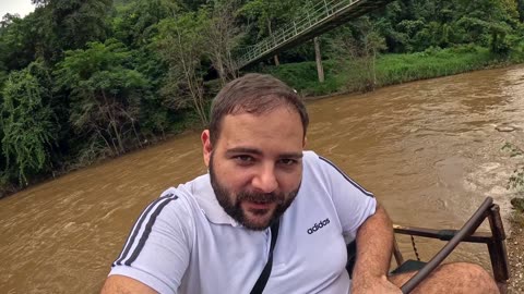 Cruzando el rio de Chiang Mai en Tailandia encima de un elefantito