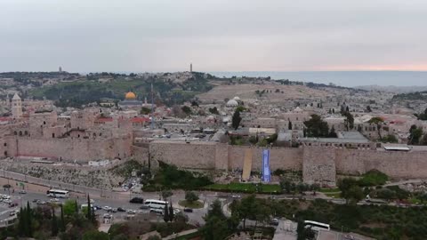 Protesters hang huge flag on Jerusalem walls