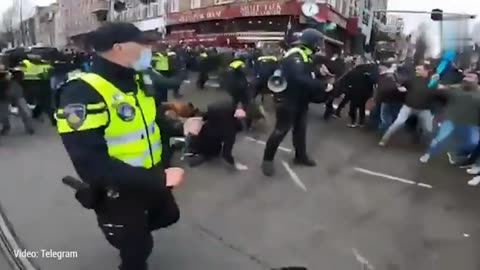 UZNEMIRUJUĆI snimak zabeležen na protestima u Holandiji