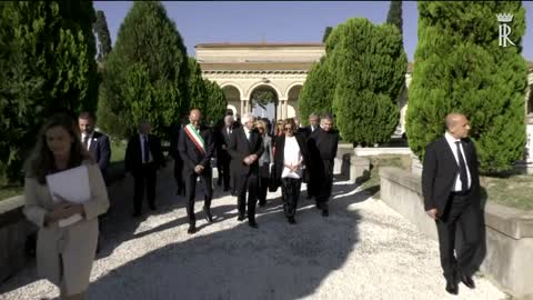 Pontedera - Mattarella depone un cuscino di fiori sulla tomba del Presidente Gronchi