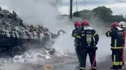 Corpo de Bombeiros controla incêndio em carreta que pegou fogo
