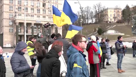 Orchestra plays Ukraine anthem in Kyiv square