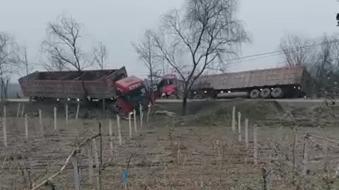 Truck Fail compilation dangerous to driving a overloaded truck, feel sad for trucks!