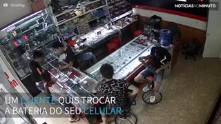 Bateria de celular explode nas mãos de cliente no Vietnã