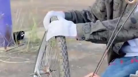 During the basketball game, the bicycle was sprayed on the window 😂😂