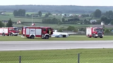Plane Retracts Gear Before Climbing