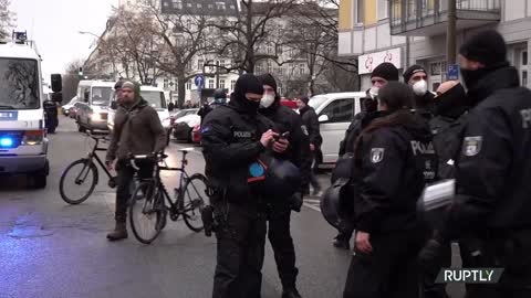 Deutschland: Querdenken marschiert trotz Verbot durch Berlin - 04.12.2021