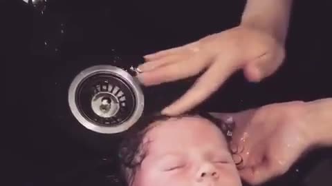 Wash the hair of cute little ones
