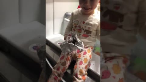 BABY VIDEOS OPENING THE FRIDGE