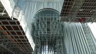 París prepara el Arco del Triunfo para acoger la instalación de arte