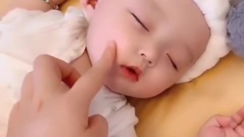 Sleepy baby pops right up when 'Cocomelon' theme plays