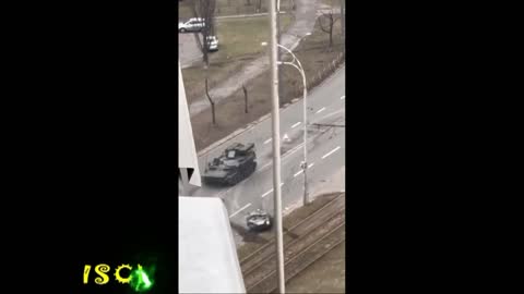 carro armato investe auto in ucraina