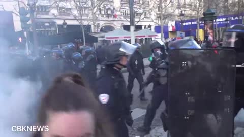 watch and share what Macron’s thugs are doing to French citizens today in Paris.