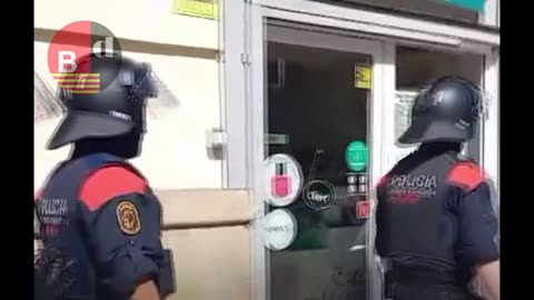 Detenido un hombre por dos robos violentos en Sants-Montjuïc