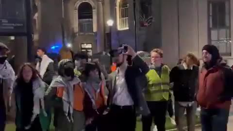 Yale students form a human chain to block a Jewish student from entering the University