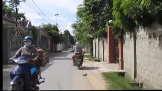 Vietnam, Nghệ An - urbanized back road 2013-08