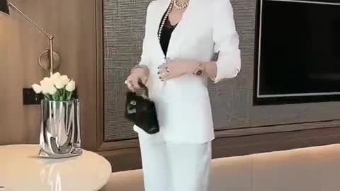 White suit with black bottoming shirt, full of temperament