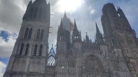 Rouen - Francia La cattedrale gotica di Rouen, si è incendiata misteriosamente.