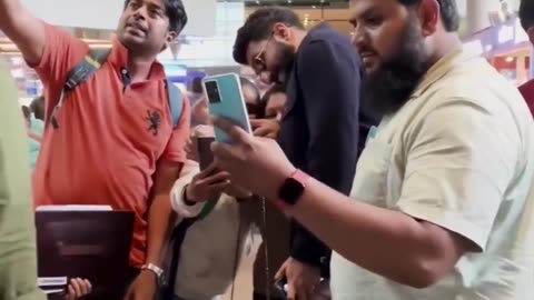 Vicky Kaushal Sweet Gesture With Fans at Airport Viral Masti Bollywood