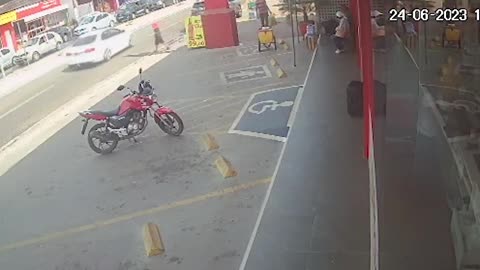 Homem rouba moto em Drogaria