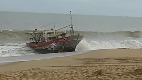 BARCO CHEGANDO NA PRAIA