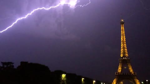 Lightning struck near at eiffel tower