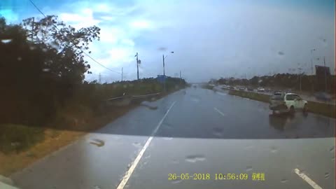 Car hydroplanes on wet roads and hits another car