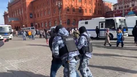 Russians singing the Ukrainian anthem as they are detained protesting against Putin’s war