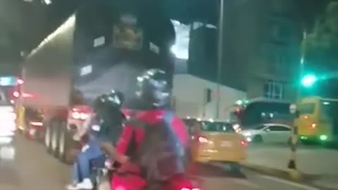 Video: No paran las imprudencias de jóvenes en las vías de Bucaramanga