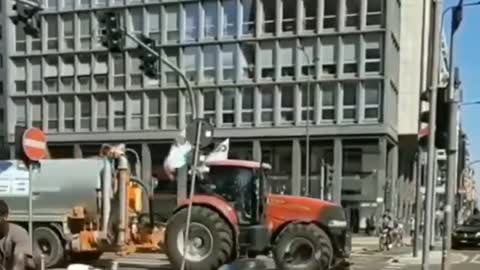 now is the time for the Italian farmers to join the fight and block city traffic in Milan.