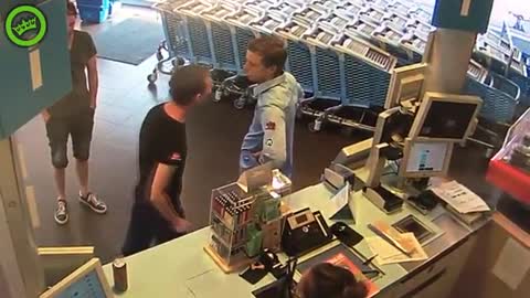 Albert Heijn employee calms down aggressive man
