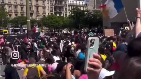 CHRISTIANS FLOOD THE STREETS OF PARIS TO WORSHIP JESUS (Older video)