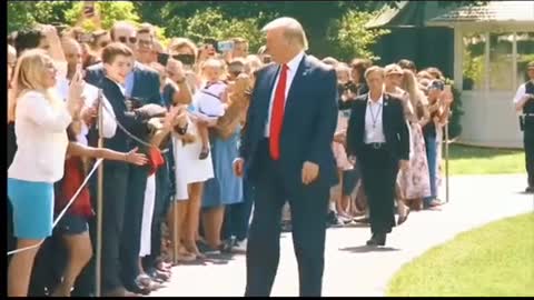 Trump “Caught ”Outside White House Meeting Fans!