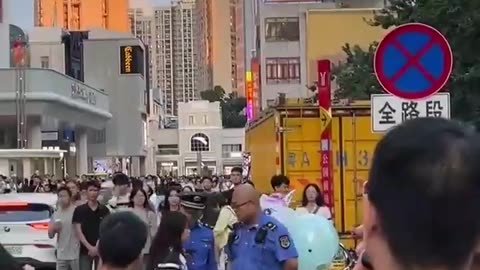 Just by selling balloons on the street, these CCP cops are going to bully the people too.