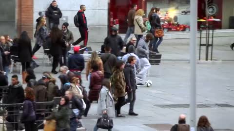 Cristiano Ronaldo does it again but this time on the street.