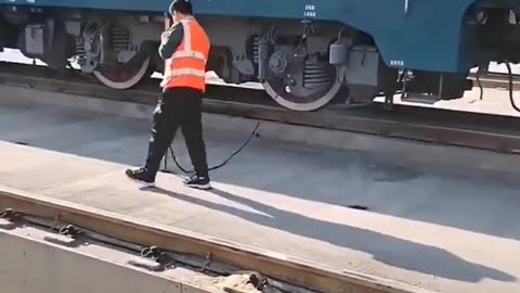 MOVING A TRAIN WITH ELECTRIC CURRENTS