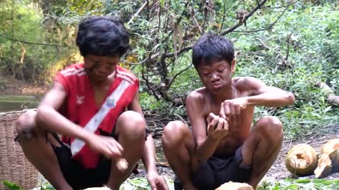 KEP Primitive Technology - Eating Delicious - Cooking Snail With Coconut Near The Ri #4