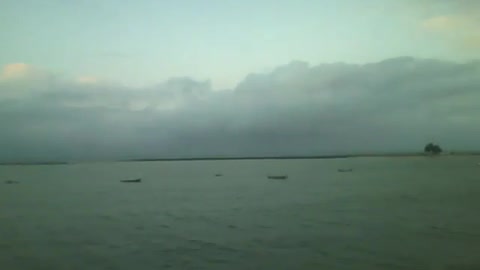 Uma vista maravilhosa da costa do mar, praia, prédios, barcos e uma ilha! [Nature & Animals]